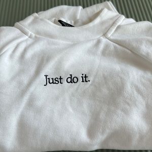 NIKE JUST DO IT EMBROIDERED ON WHITE CREWNECK